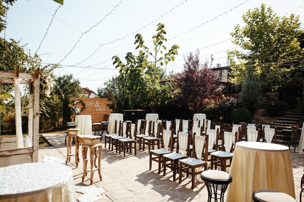 Ambiente di nozze decorato per la cerimonia di matrimonio in un giardino.