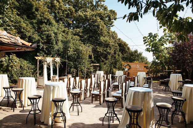 Ambiente di nozze per la cerimonia di matrimonio in un giardino.