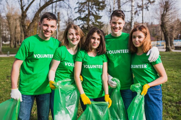 Ambiente e concetto di volontariato con gruppo con grupo