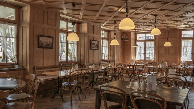 Ambiente ristorante con sedie e tavoli in legno e una bellissima vista