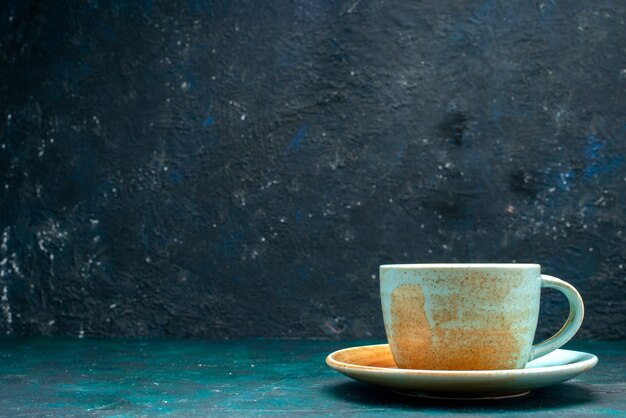 americano con bella tazza decorata su blu scuro