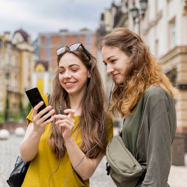 Amiche che controllano cellulare