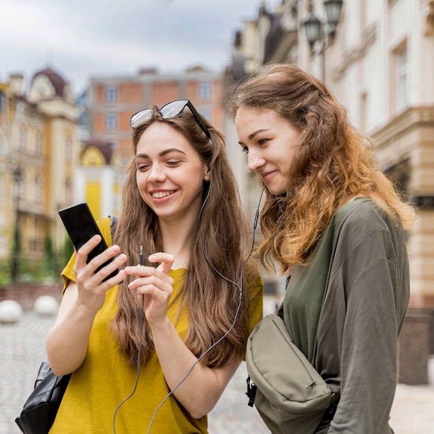 Amiche che controllano cellulare