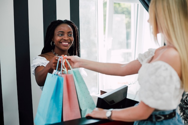 Amiche che fanno acquisti insieme