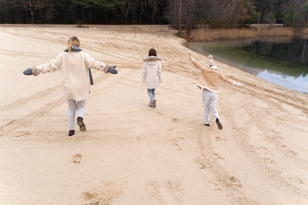 Amiche che fanno una passeggiata sulla spiaggia durante il viaggio