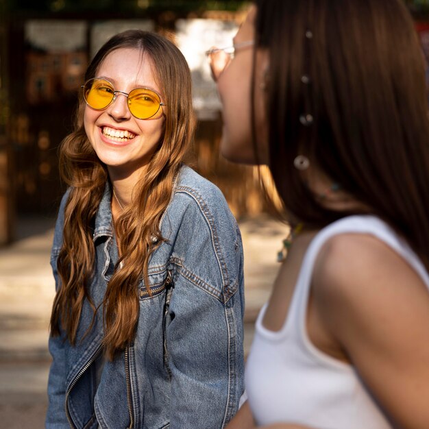 Amiche che godono il tempo nel parco