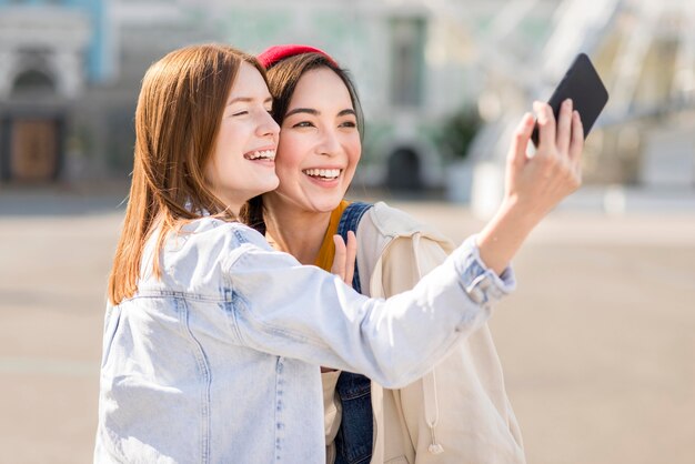 Amiche che prendono selfie insieme