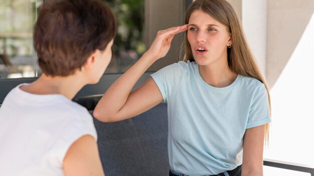 Amiche che usano il linguaggio dei segni per conversare tra loro