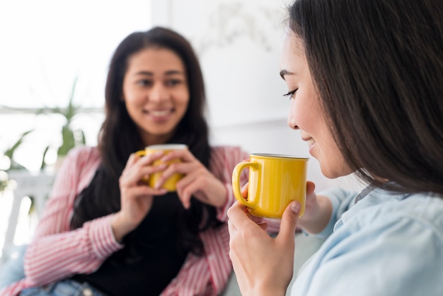 Amiche multietniche parlando e bevendo tè