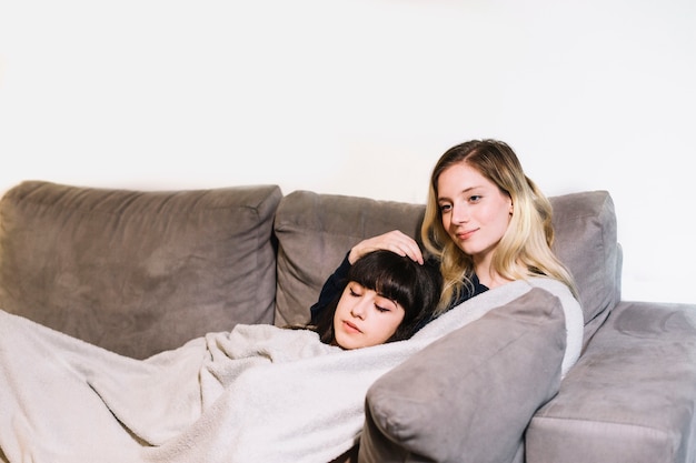 Amiche rilassanti sul comodo divano