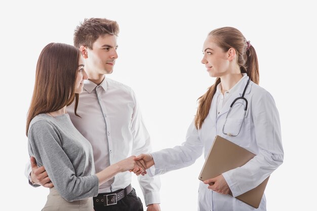 Amichevole medico handshaking con coppia