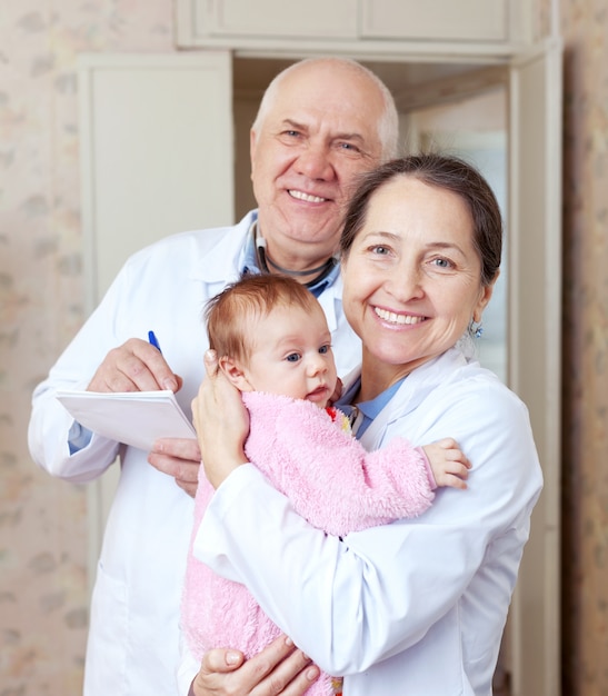 Amichevoli medici con piccolo bambino