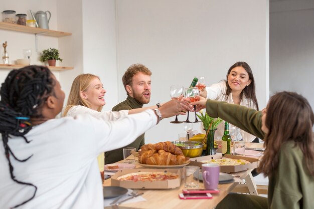 Amici a casa brindando