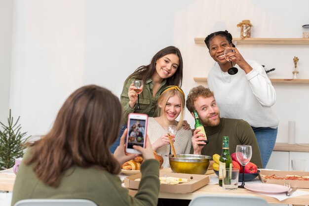 Amici a casa che scattano foto