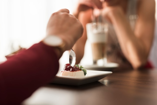 Amici a cena in un ristorante