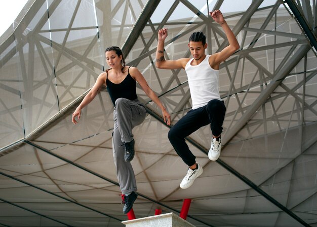 Amici a figura intera che fanno parkour