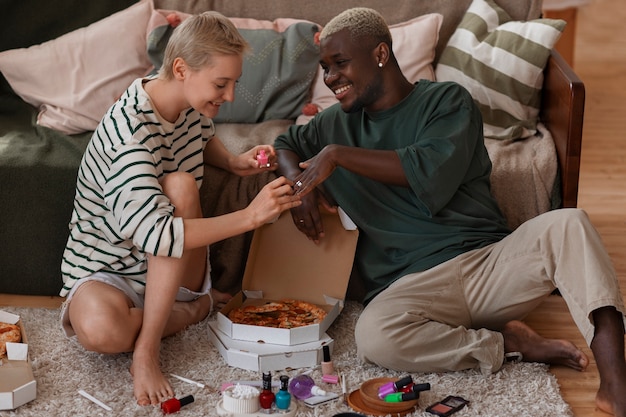 Amici a figura intera che si fanno la manicure