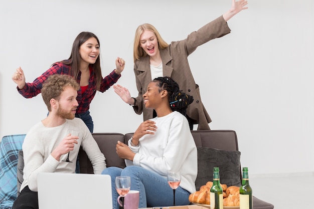 Amici a pranzo a casa