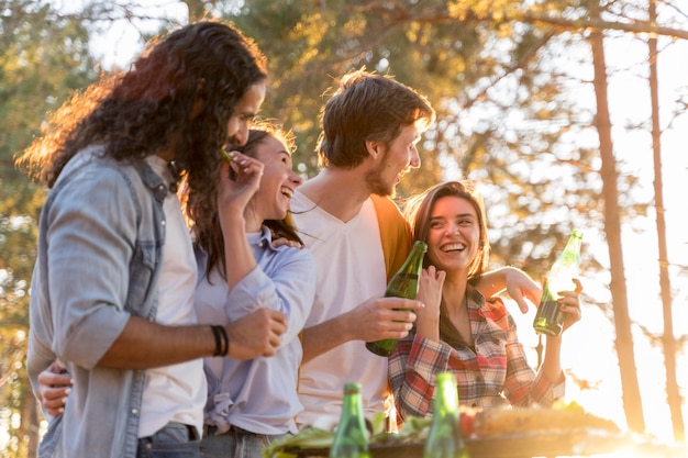 Amici a pranzo all'aperto con la birra