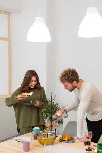 Amici a pranzo insieme