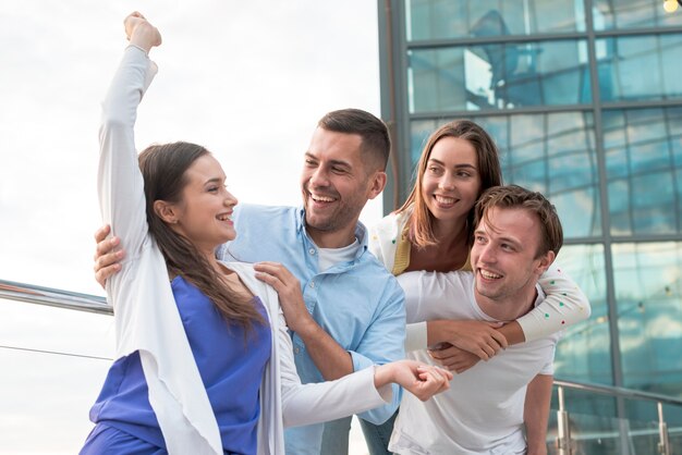 Amici a tiro medio ad una festa