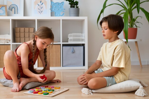 Amici a tutto campo che fanno puzzle sul pavimento