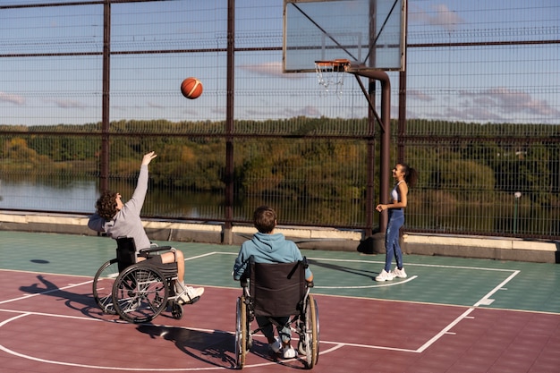 Amici a tutto campo che giocano a basket