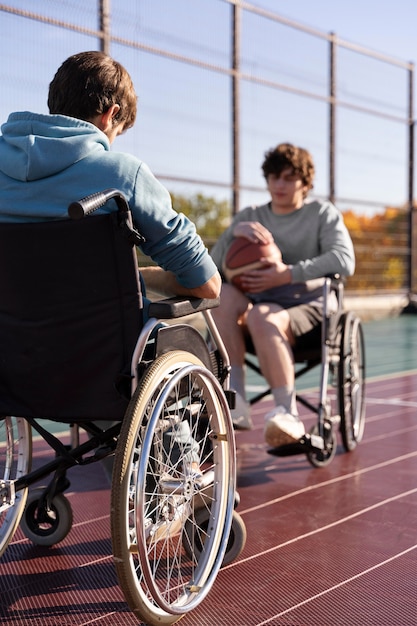 Amici a tutto campo che giocano a basket