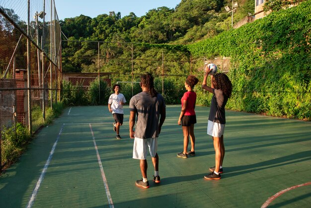 Amici a tutto campo che giocano a calcio