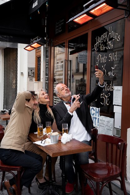 Amici a tutto campo che si fanno selfie con lo smartphone