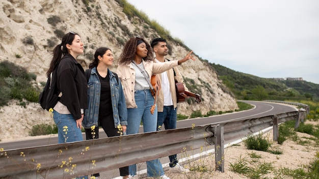 Amici a tutto campo che viaggiano all'aperto