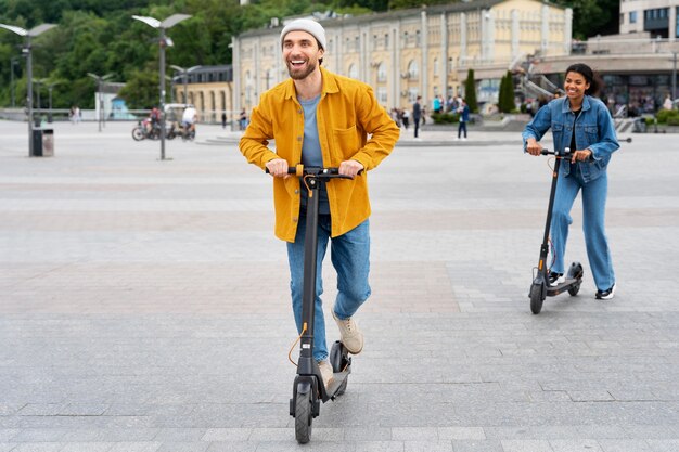 Amici a tutto campo con gli scooter