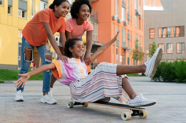 Amici a tutto campo con lo skateboard