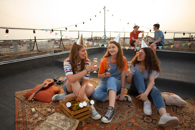 Amici a tutto campo con un drink alla festa