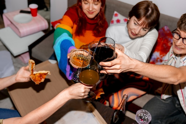 Amici a una festa con una pizza deliziosa