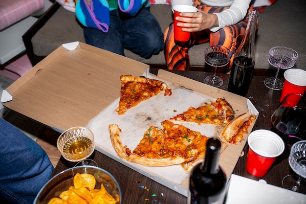 Amici a una festa con una pizza deliziosa