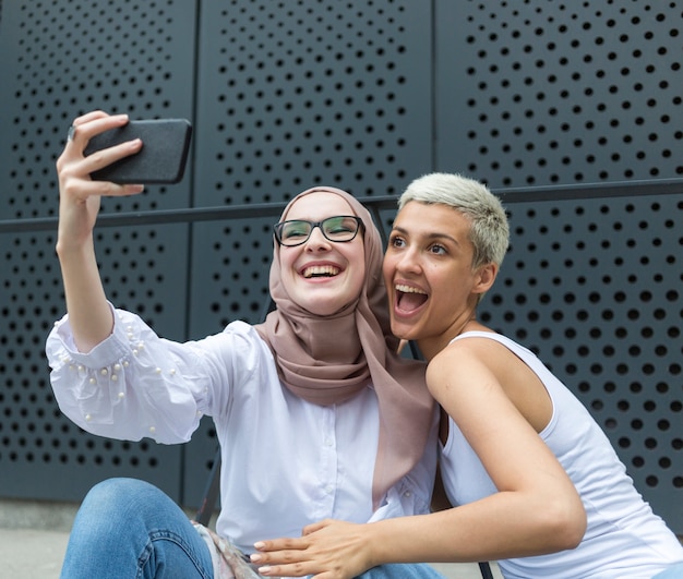 Amici adorabili che prendono un selfie