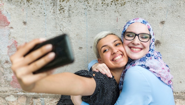 Amici adorabili che prendono un selfie