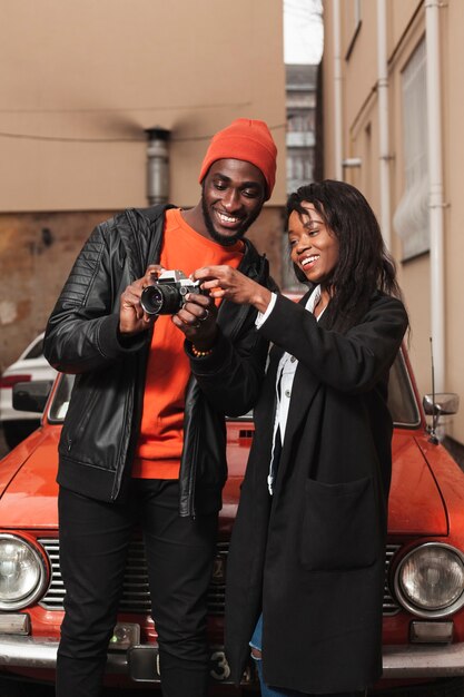 Amici afroamericani felici che esaminano macchina fotografica