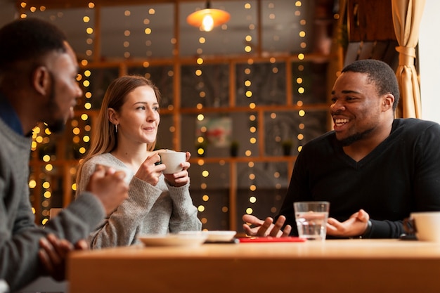 Amici al ristorante a parlare