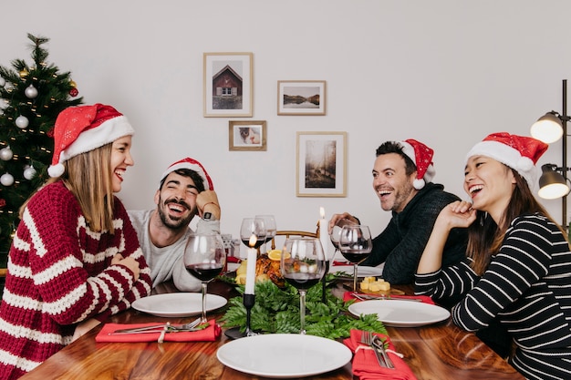 Amici allegri alla cena di Natale