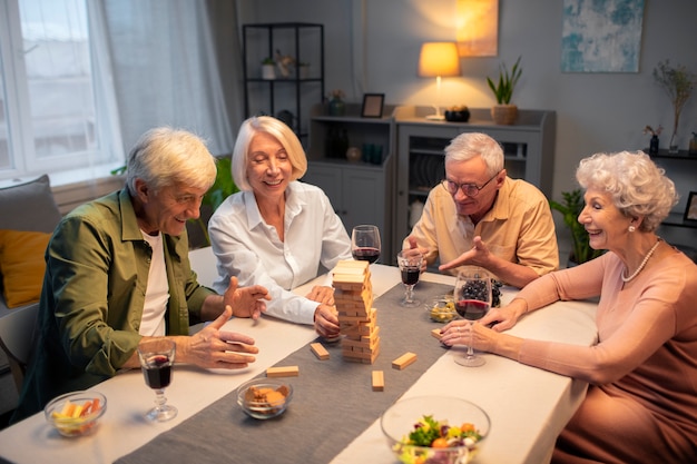 Amici anziani che fanno una festa di notte