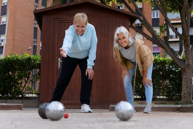 Amici anziani che giocano a bocce