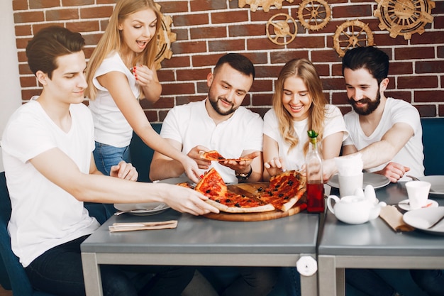 Amici carini in un caffè eatting una pizza