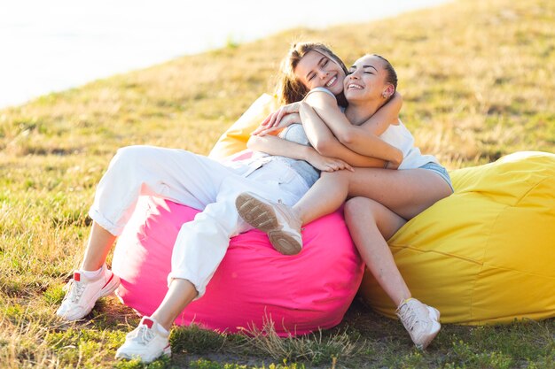 Amici che abbracciano sul beanbag