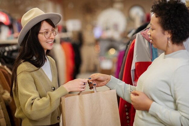 Amici che acquistano nel mercato dell'usato