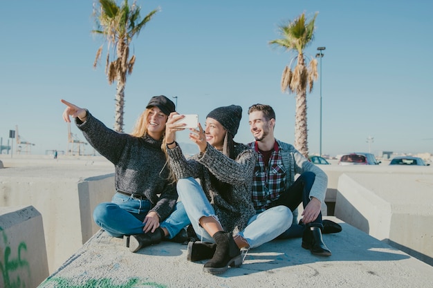 Amici che assumono selfie in giornata di sole