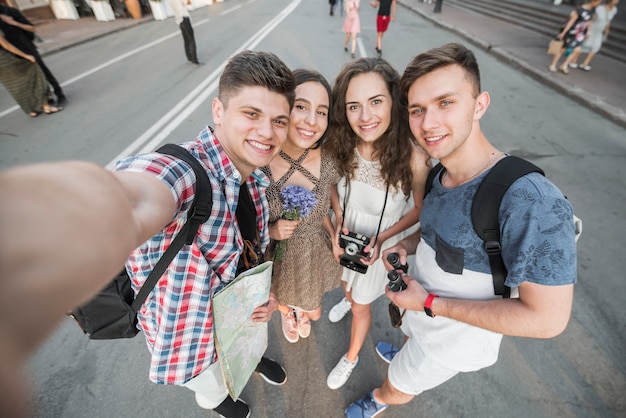 Amici che assumono selfie in strada