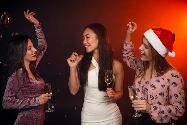 Foto gratuito amici che ballano alla festa di capodanno