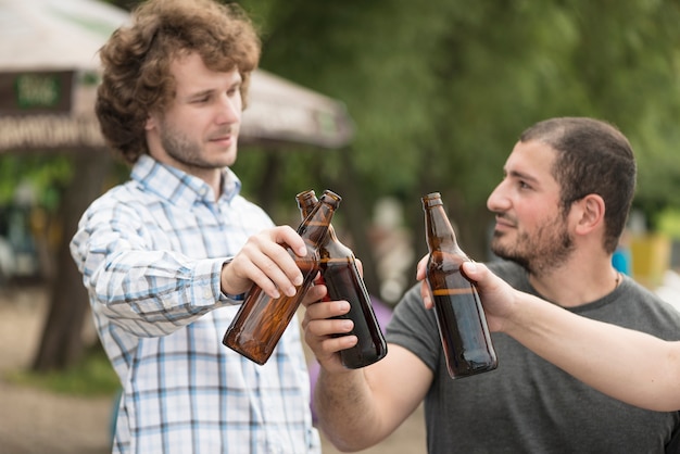 Amici che bevono birra sulla spiaggia